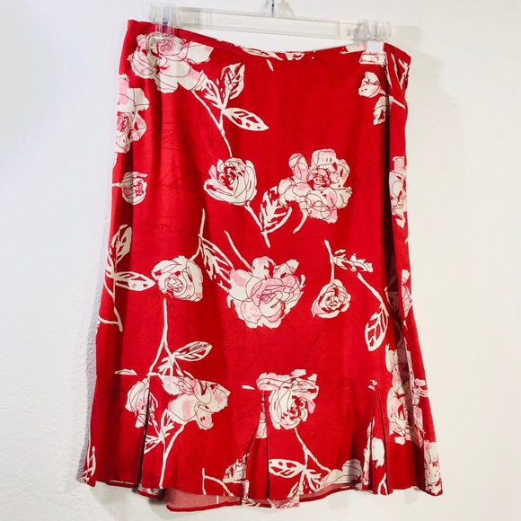 LOFT Dresses & Skirts - Ann Taylor LOFT Skirt Red and White Flowers Size 6